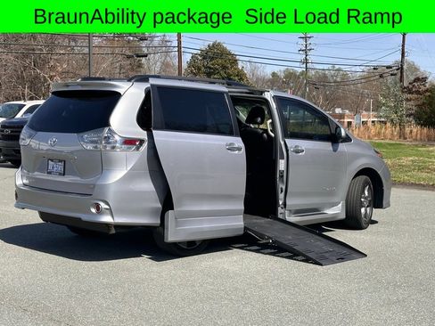 Used 2015 Toyota Sienna SE w/ SE Preferred Package FWD image 4