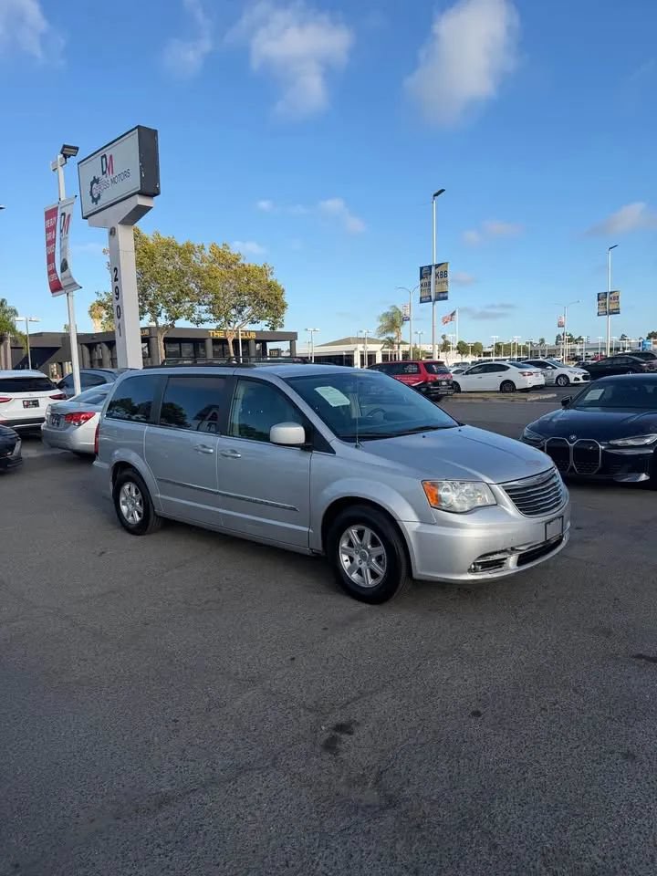 Used 2012 Chrysler Town & Country Touring FWD image 3