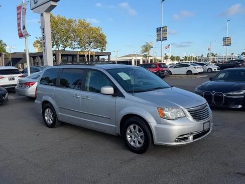 Used 2012 Chrysler Town & Country Touring FWD image 3