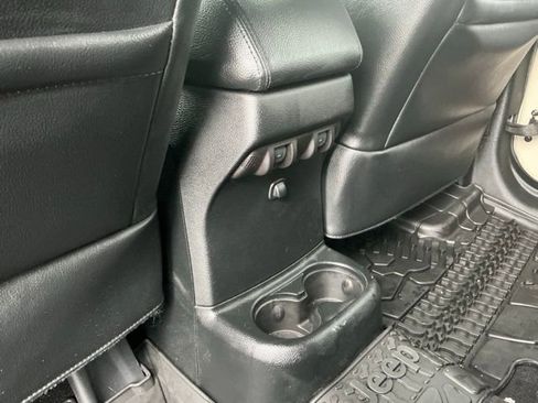 Used 2017 Jeep Wrangler Unlimited Rubicon image 33