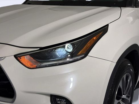 Used 2021 Toyota Highlander XLE FWD image 11