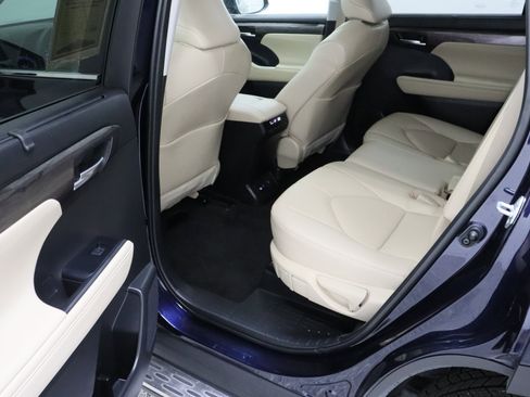 Used 2023 Toyota Highlander Limited FWD image 29