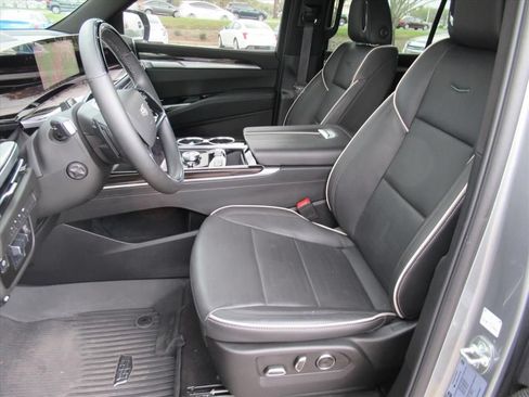 Certified 2025 Cadillac Escalade Premium Luxury w/ LPO, Radiant Package AWD/4WD image 17