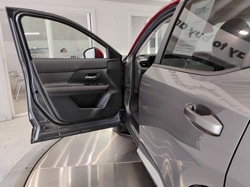 Used 2025 Nissan Kicks SV w/ SV Premium Package image 9