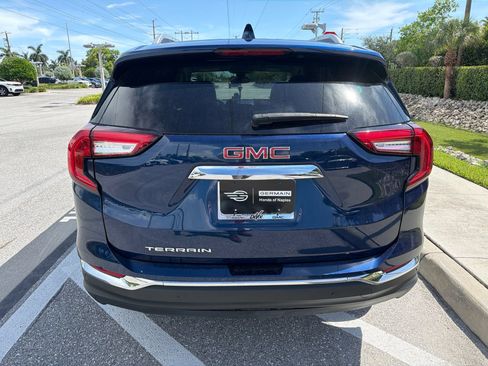 Used 2022 GMC Terrain SLT w/ Tech Package FWD image 4