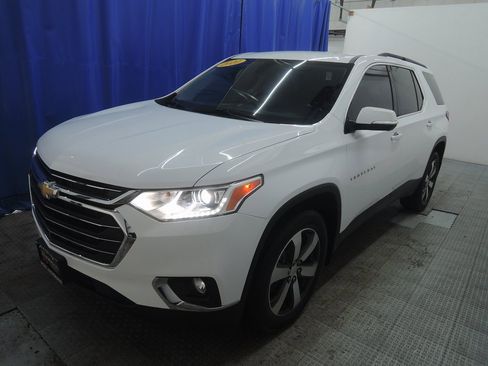 Used 2020 Chevrolet Traverse LT w/ LT Premium Package image 3