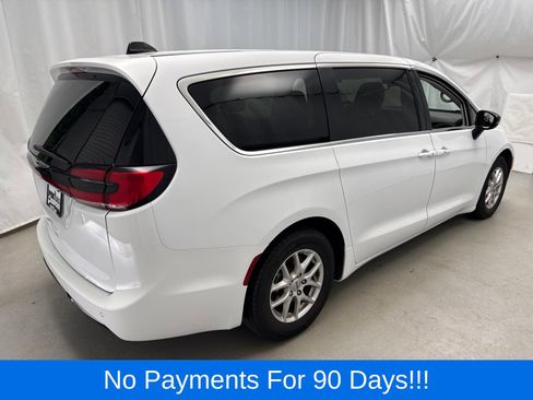 Used 2024 Chrysler Pacifica Touring-L FWD image 2