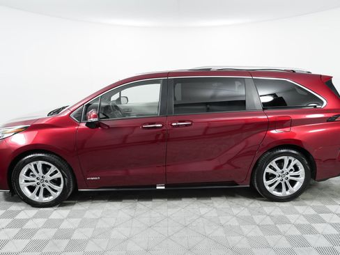 Used 2021 Toyota Sienna Limited image 4