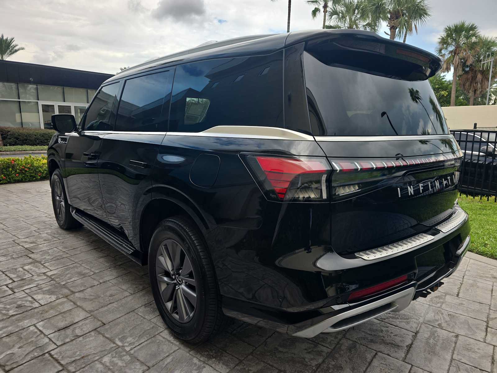 Used 2025 INFINITI QX80 Pure w/ Exterior Package RWD image 6