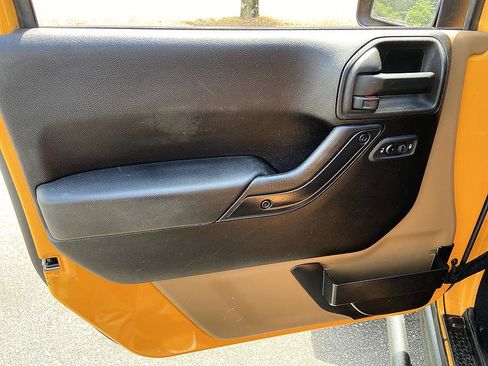 Used 2012 Jeep Wrangler Unlimited Sahara AWD/4WD image 9