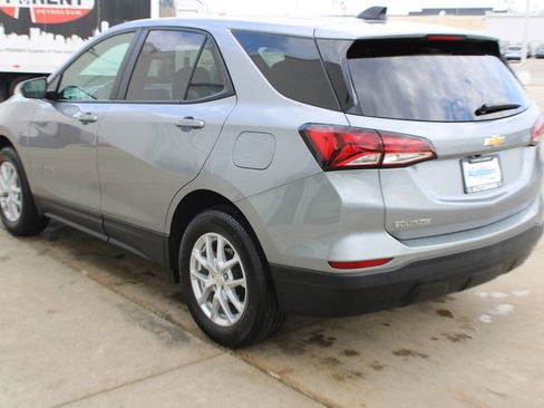 Used 2024 Chevrolet Equinox LS w/ LS Convenience Package FWD image 4