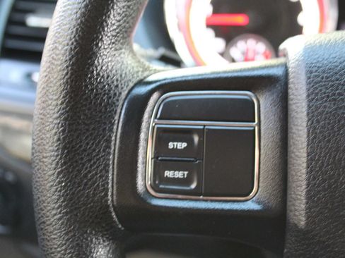 Used 2019 Dodge Grand Caravan SE FWD image 18