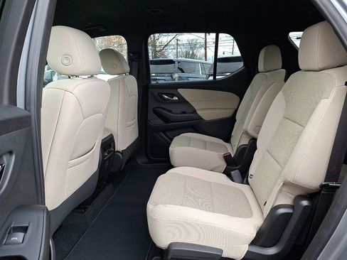 Used 2024 Chevrolet Traverse LT image 9