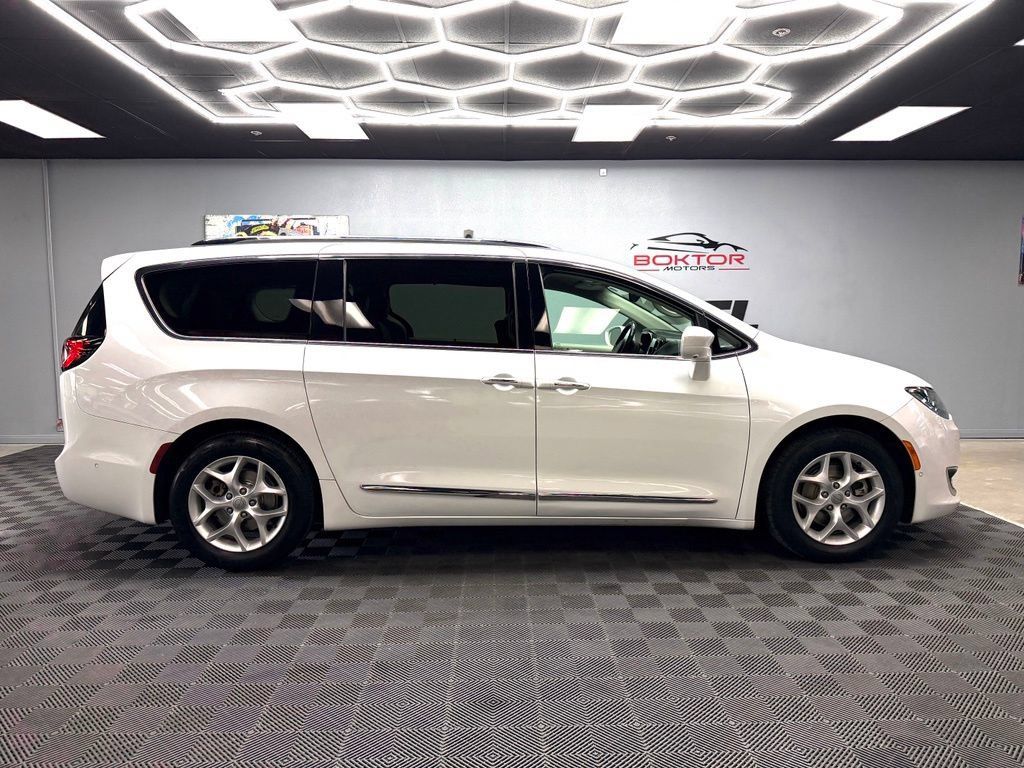 Used 2018 Chrysler Pacifica Touring-L Plus w/ Advanced Safetytec Group FWD image 16