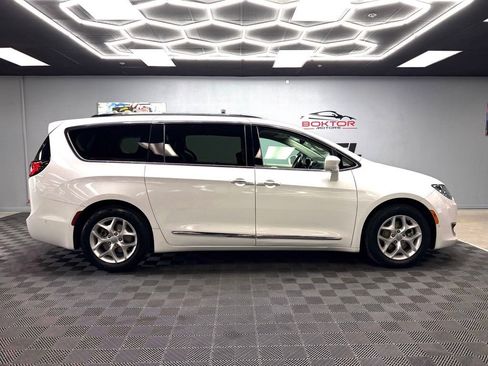 Used 2018 Chrysler Pacifica Touring-L Plus w/ Advanced Safetytec Group FWD image 16
