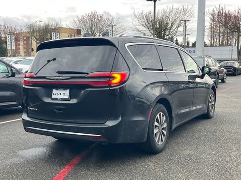 Used 2021 Chrysler Pacifica Touring-L image 5