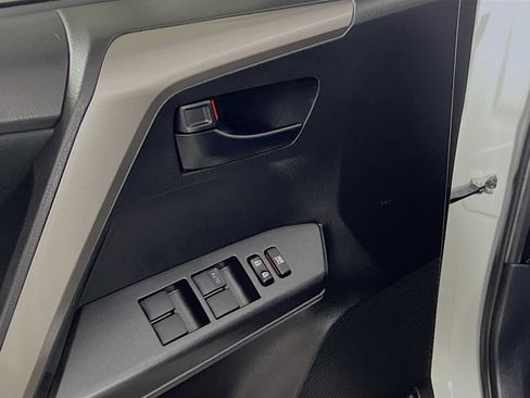 Used 2018 Toyota RAV4 LE FWD image 17