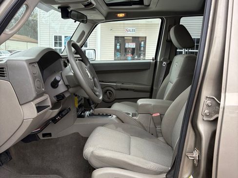 Used 2006 Jeep Commander 4WD image 9