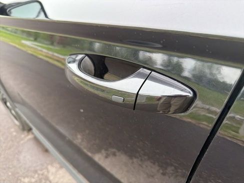 Used 2023 Volkswagen Taos SE w/ Black Wheel Package image 18