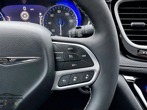 Used 2025 Chrysler Pacifica Select image 18