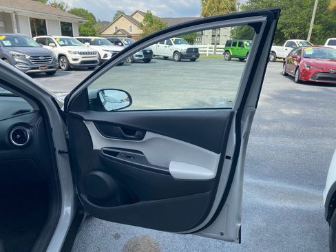 Used 2022 Hyundai Kona SE FWD image 40