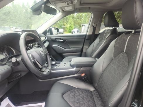 Certified 2025 Toyota Highlander XLE AWD/4WD image 10
