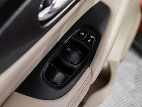 Used 2015 Nissan Rogue SV image 42