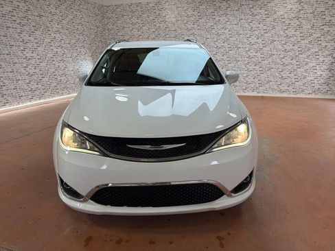 Used 2020 Chrysler Pacifica Touring-L image 2