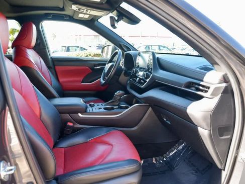 Certified 2022 Toyota Highlander XSE image 16