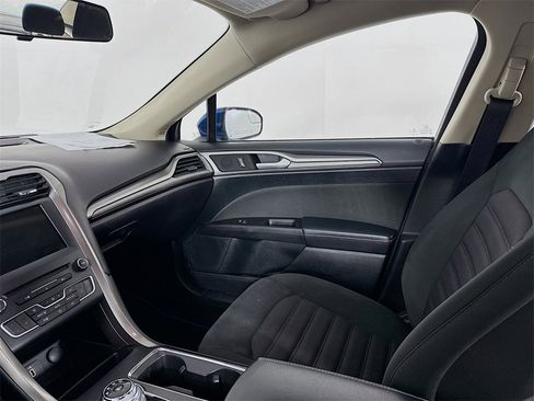 Used 2017 Ford Fusion SE w/ Fusion SE Technology Package image 21