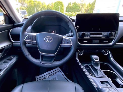 Used 2025 Toyota Grand Highlander AWD image 11
