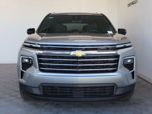 Used 2025 Chevrolet Traverse LT w/ Driver Confidence Package AWD/4WD image 2