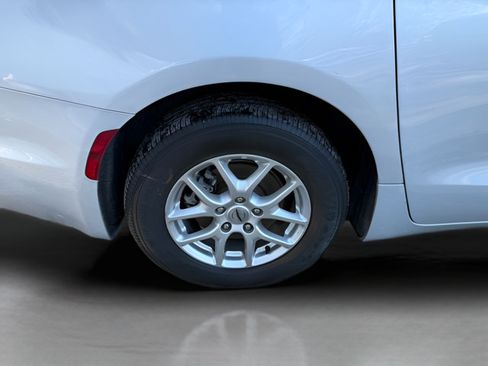 Used 2024 Chrysler Pacifica Touring-L FWD image 26