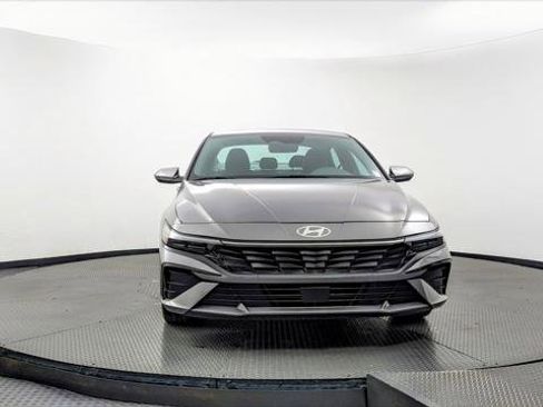 Used 2025 Hyundai Elantra SEL image 12