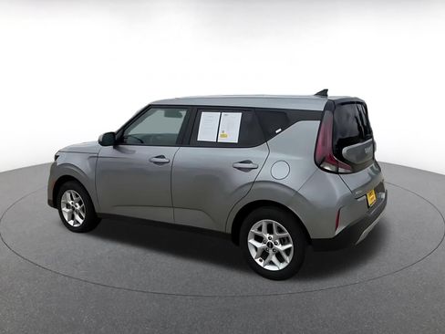 Used 2025 Kia Soul LX w/ LX Technology Package FWD image 9