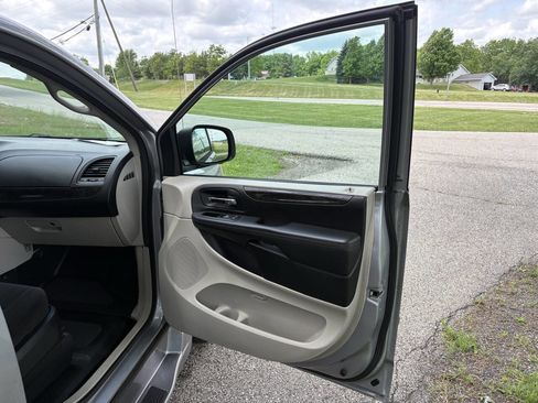 Used 2013 Dodge Grand Caravan SXT FWD image 27