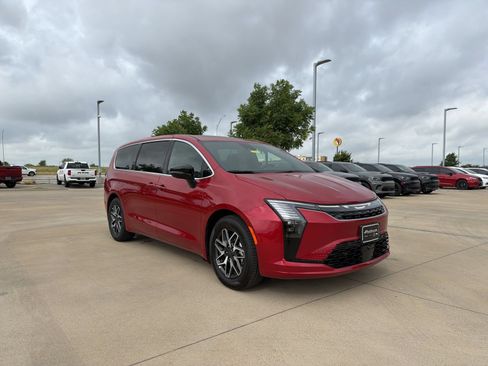 New 2027 Chrysler Pacifica Limited FWD image 8