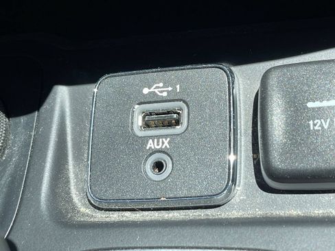 Used 2022 Jeep Cherokee Trailhawk w/ Comfort/Convenience Group AWD/4WD image 38