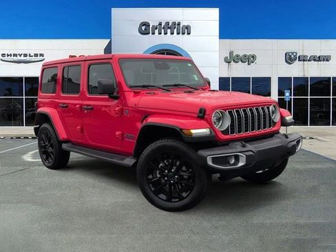 Used 2025 Jeep Wrangler Unlimited Sahara AWD/4WD image 2