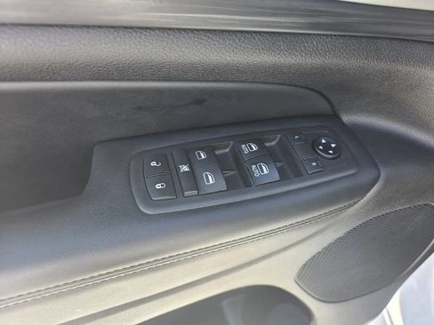 Used 2021 Jeep Grand Cherokee Laredo X AWD/4WD image 12