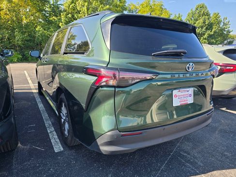 Used 2024 Toyota Sienna XLE FWD image 6