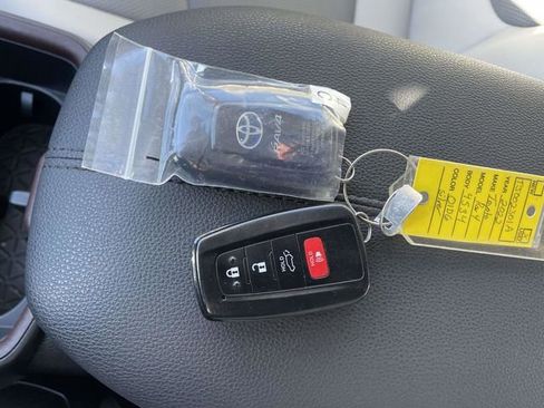 Used 2022 Toyota RAV4 Limited image 32