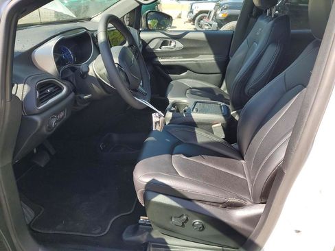 Used 2024 Chrysler Pacifica Limited FWD image 5