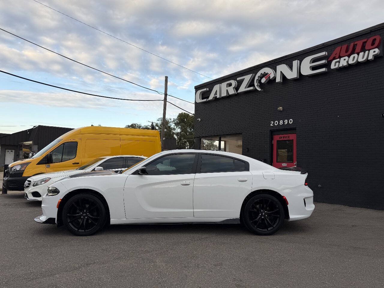 Used 2018 Dodge Charger SXT w/ Blacktop Package RWD image 9