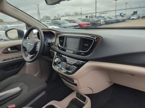 Used 2023 Chrysler Voyager LX image 19