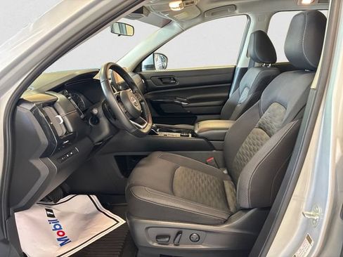 Used 2023 Nissan Pathfinder SV w/ SV Premium Package AWD/4WD image 10