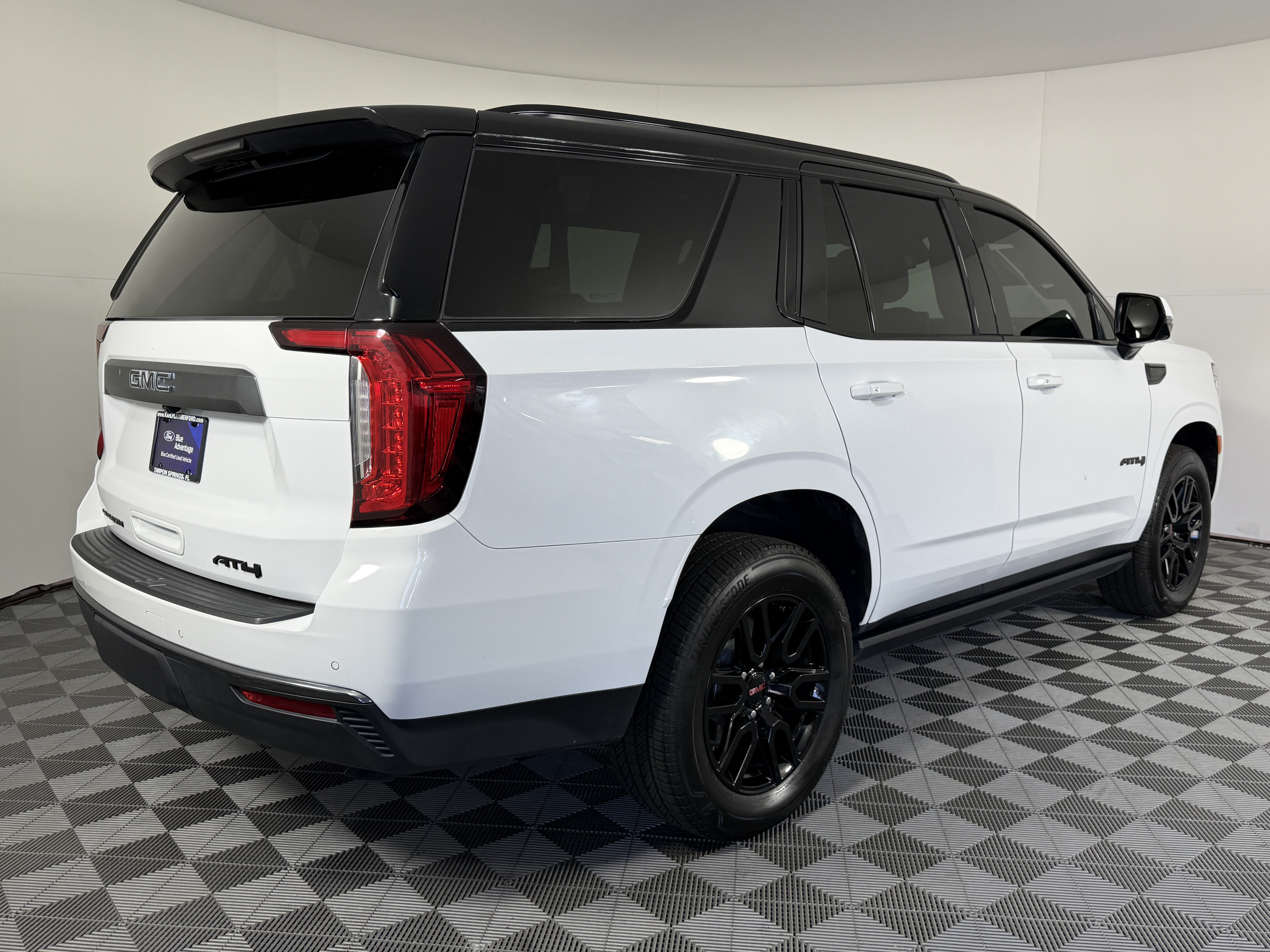 Used 2023 GMC Yukon AT4 w/ AT4 Premium Package AWD/4WD image 3
