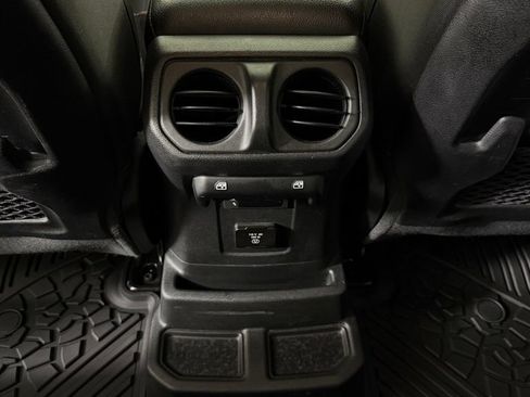 Used 2022 Jeep Wrangler Unlimited Rubicon 4xe AWD/4WD image 31