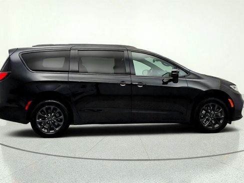 Used 2021 Chrysler Pacifica Touring-L w/ Premium & Safety Sphere Group AWD/4WD image 4
