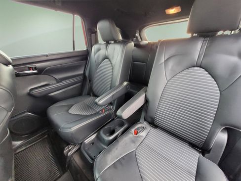 Used 2022 Toyota Highlander XSE image 25